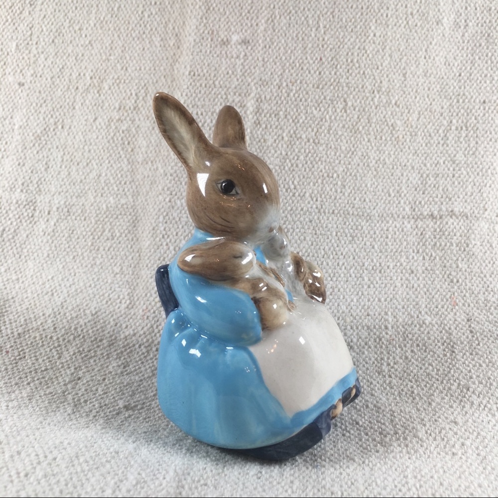 Beatrix Potter “Mrs. Rabbit & Bunnies” figurine